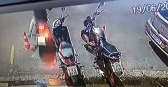 Nas imagens, é possível ver o suspeito mexendo em uma moto amarela
