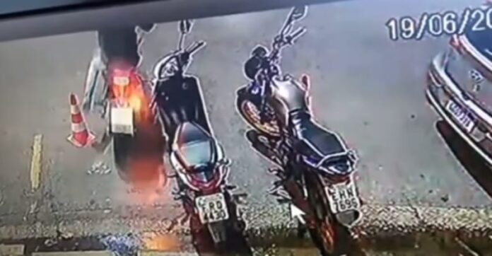 Nas imagens, é possível ver o suspeito mexendo em uma moto amarela