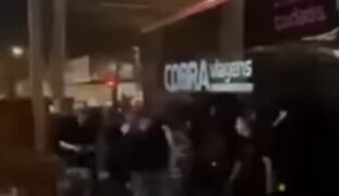 Em imagens viralizando pelas redes sociais, é possível ver o ônibus em um "mar" de torcedores, sendo alvo de xingamentos e críticas.