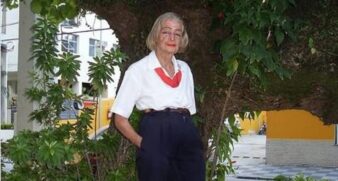 Ela faleceu em 2010 aos 75 anos, deixando um marco na história.