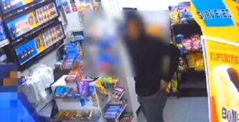 Nas imagens, é possível ver o suspeito abordando o funcionário atrás do caixa com algum objeto que ele tira de dentro do bolso.