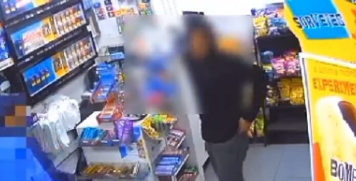 Nas imagens, é possível ver o suspeito abordando o funcionário atrás do caixa com algum objeto que ele tira de dentro do bolso.
