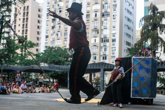 O destaque da sexta-feira é o espetáculo 'Palhaceando', previsto para às 13 horas, na Praça Mauá