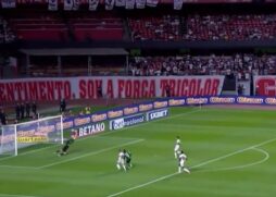 Endrick, do Palmeiras, marca contra o São Paulo no estádio do Morumbi