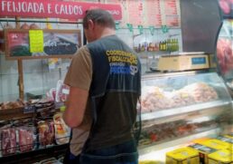 Uma das fiscalização realizada pelos agentes, foi para atender uma denúncia feita ao Procon de Bertioga