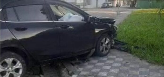 Dois veículos colidiram no cruzamento da rua Martim Afonso com a rua Espanha no bairro, no bairro Jardim Casqueiro, em Cubatão