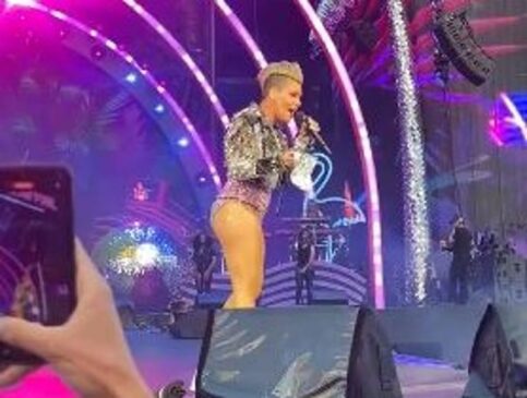 Pink é surpreendida com cinzas de mãe de fã.