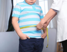 Para determinar se uma criança é obesa, é necessário calcular o índice de massa corporal (IMC)