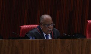 O ministro Benedito Gonçalves, do Tribunal Superior Eleitoral (TSE), votou nesta terça-feira (27) pela condenação do ex-presidente Jair Bolsonaro