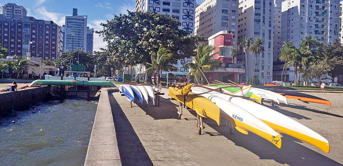 Sem nenhuma regulamentação e fiscalização, as canoas ocupam também a areia. Prefeitura garante que ficam em áreas demarcadas