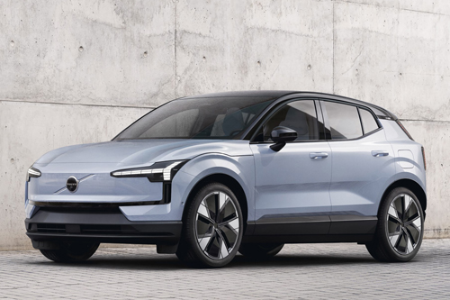 Na versão com dois motores elétricos, o EX30 ganha a potência de 428 cavalos e 54,5 kgfm de torque, com uma autonomia de até 480 quilômetros