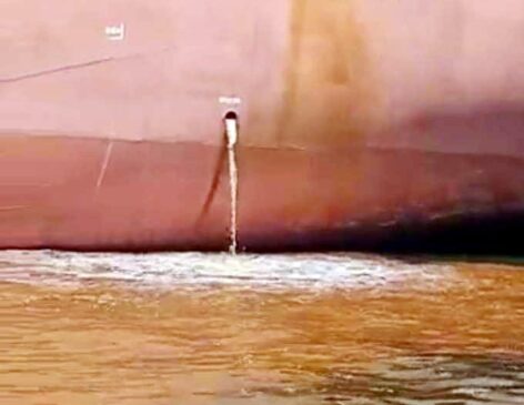 O navio True Nautilus foi filmado no momento do descarte