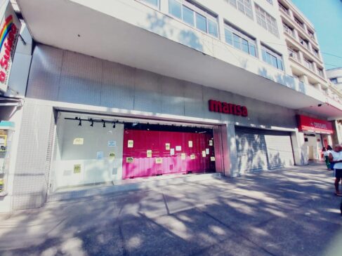 Portas da entrada na Praça Mauá já estão fechadas