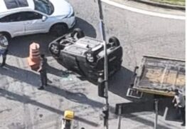 Um veículo capotou após colidir com outro carro na Avenida Francisco Glicério com a Avenida Washington Luiz, no bairro Encruzilhada, em Santos