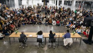 Público reunido na última edição da Bienal de SP