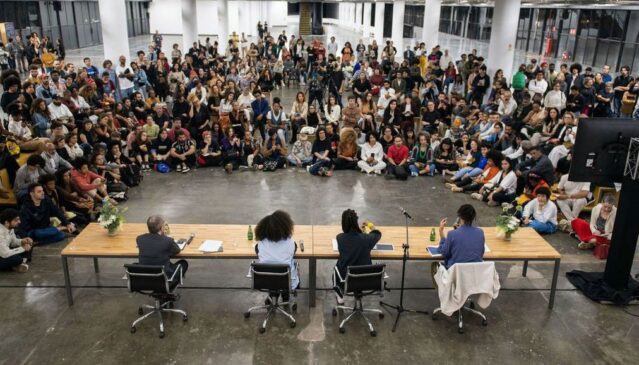 Público reunido na última edição da Bienal de SP