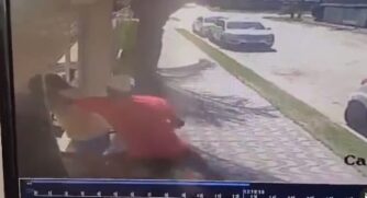 Na sequência, ele foge. Imediatamente, a vítima e um outro indivíduo correm atrás do ladrão pela rua. 