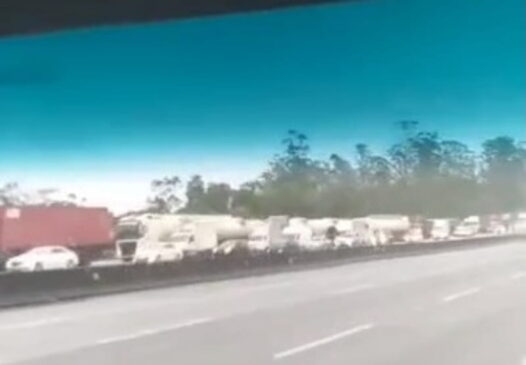 Os caminhões e carretas com destino a São Paulo devem utilizar o trecho de serra da Via Anchieta.