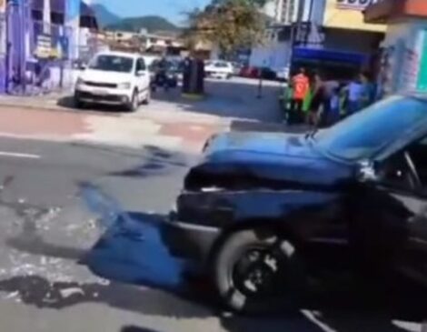 Dois carros colidiram em frente a um supermercado na Avenida 9 de Abril, no Centro, em Cubatão.