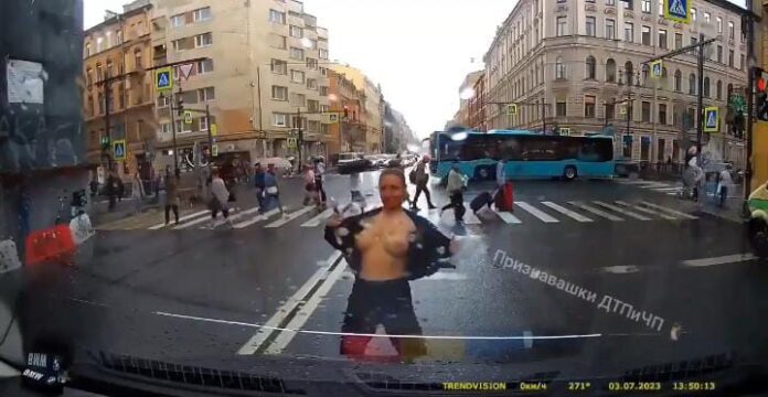 No começo, a pedestre parecia só constrangida com a situação de perigo