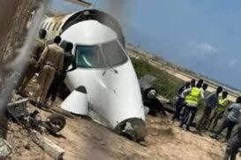 Um avião se despedaçou depois de um acidente durante o pouso nesta quarta-feira (12) na Somália.