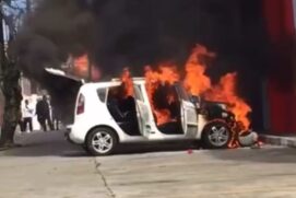Um carro pegou fogo na tarde do último domingo (30) na Avenida Prefeito Domingos de Souza, no Jardim Helena, em Guarujá