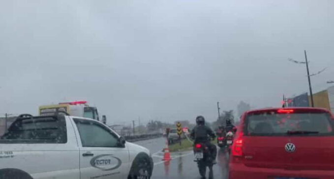 Uma série de acidentes de trânsito ocorreu durante a manhã desta terça-feira (18) na via expressa, na região da Avenida Doutor Roberto de Almeida Vinhas, no bairro Aviação, sentido São Vicente.
