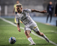 O Santos, receoso pelo histórico de indisciplina do jogador, não descarta um empréstimo. A prioridade é a venda. 