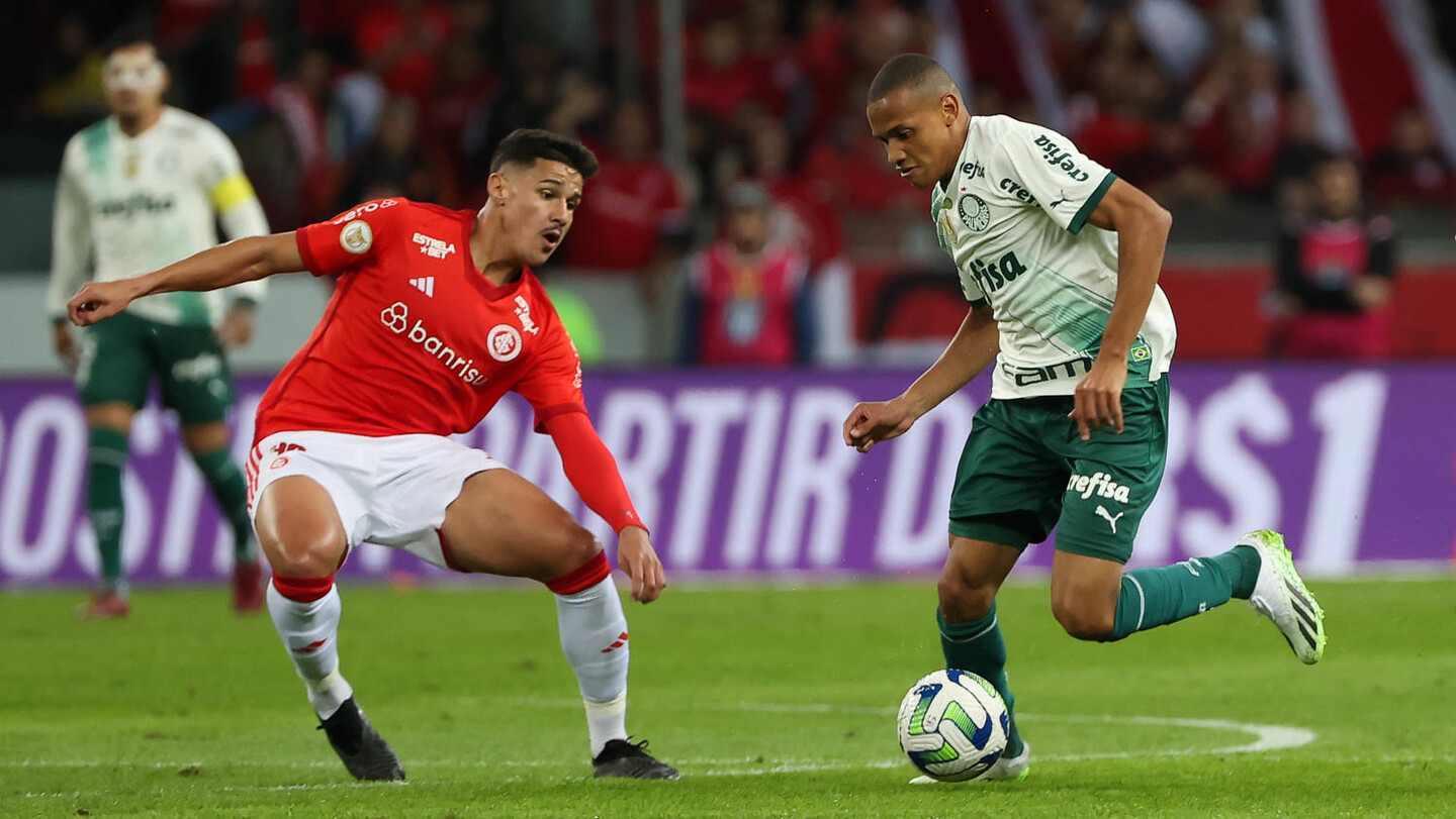 O jogador Jhonatan, da SE Palmeiras, em jogo contra a equipe do SC Internacional, durante partida válida pela déciima quinta rodada, do Campeonato Brasileiro, Série A, no Beira-Rio.