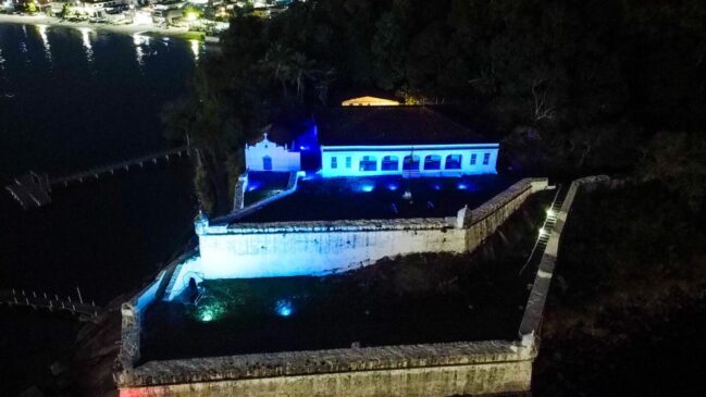 A Prefeitura de Guarujá aderiu à campanha internacional Go Blue, que consiste em iluminar monumentos de várias cidades em azul