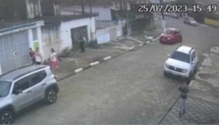 Quatro homens em motos foram flagrados assaltando dois carros na tarde desta terça-feira (25)