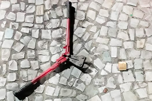 Suspeitos tentaram esconder um alicate na areia; objeto foi usado para cortar o cadeado que trancava a estação elevatória