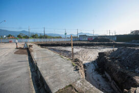 O local atualmente está recebendo a colocação de aterro, além da preparação do solo com terraplanagem
