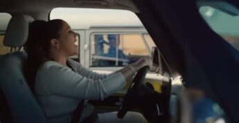 Elis aparece na direção de uma Kombi clássica, enquanto Maria Rita pilota a recém-lançada ID.Buzz, uma Kombi elétrica
