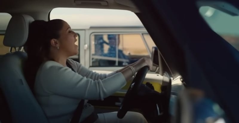 Elis aparece na direção de uma Kombi clássica, enquanto Maria Rita pilota a recém-lançada ID.Buzz, uma Kombi elétrica