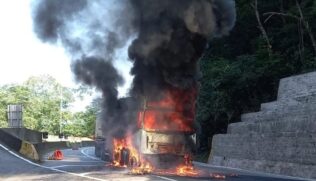 O acidente ocorreu na altura do km 49 e gerou congestionamento do km 32 ao km 40 e do km 47 ao 48 na pista sul, sentido litoral.