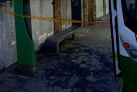 Uma idosa ficou ferida após ter sido atingida por estilhaços.
