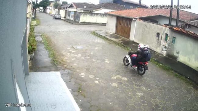Dois indivíduos de motocicleta, fingiram portar arma de fogo e tentaram assaltar uma mulher que estava passeando com um cachorro.