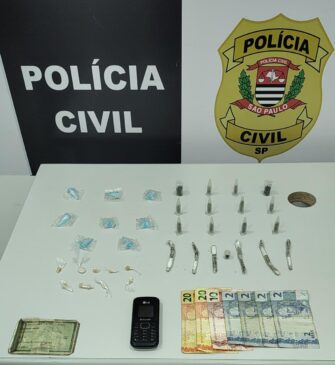Na tentativa de esconder uma sacola plástica, ele a colocou dentro de um buraco em um imóvel