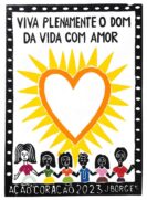 A iniciativa arrecada alimentos não-perecíveis, roupas, brinquedos e corações confeccionados em tecido - símbolo da campanha - para distribuição em comunidades em situação vulnerável