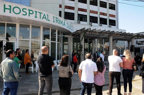 A criança é uma menina e nasceu com 2,9kg e 47cm