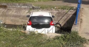 Segundo informações, o motorista se atrapalhou. Quando ele foi entrar na ponte, acabou errando a entrada, caindo dentro do canal.