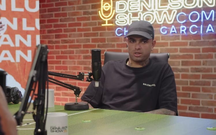 Luan, durante participação de podcast de Denilson
