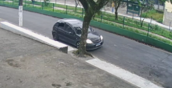 Nas imagens, é possível ver o suspeito deixando um carro preto e caminhando em direção ao estacionamento. 