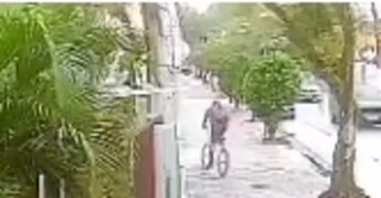 Em um vídeo publicado pelo Viver em Santos, é possível ver um indivíduo pulando o muro de um prédio