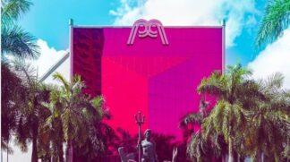 Na manhã desta terça-feira (11), o shopping Praiamar localizado na rua Alexandre Martins, em Santos, fez uma homenagem ao filme "Barbie".