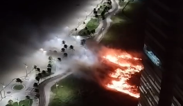 No vídeo, é possível ver as chamas se espalhando pela grama. A fumaça pode ser vista de longe.