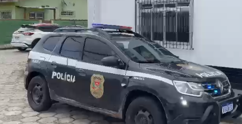 Os homens são investigados por integrarem um grupo que participou do homicídio de um homem de 51 anos.