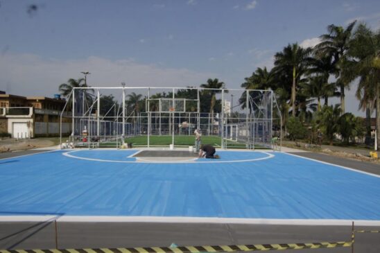 Espaço conta com uma quadra de futebol society e uma de basquete 3x3