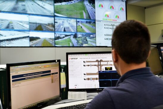 O monitoramento das rodovias paulistas é feito 24 horas por dia, 7 dias da semana, por colaboradores da Artesp que trabalham no CCI